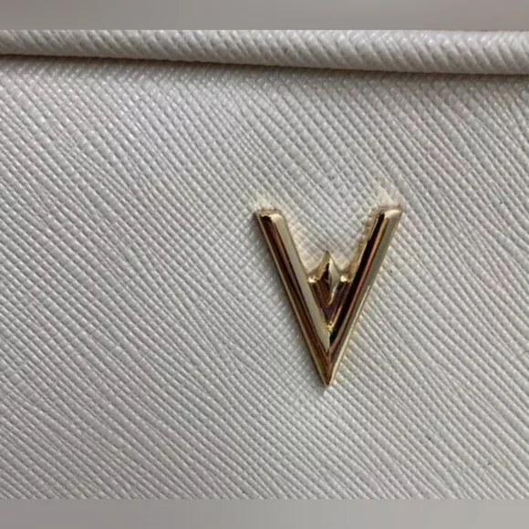 Vanessa Williams Lush Saffiano Leather Crossbody Camera Bag Off White NWT $99 - Picture 2 of 9